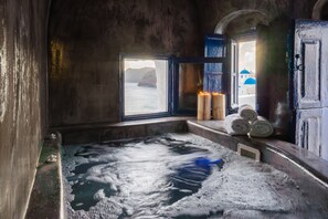 Sky Suite with indoor heated Jacuzzi & Caldera View | Bañera de hidromasaje