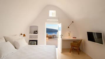 Tramonto Suite with Outdoor Heated Jacuzzi and Sunset View | 1 makuuhuone, ylelliset vuodevaatteet, tallelokero huoneessa