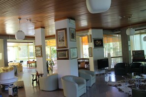 Lobby sitting area - Hotel Brasilia (Pietrasanta)