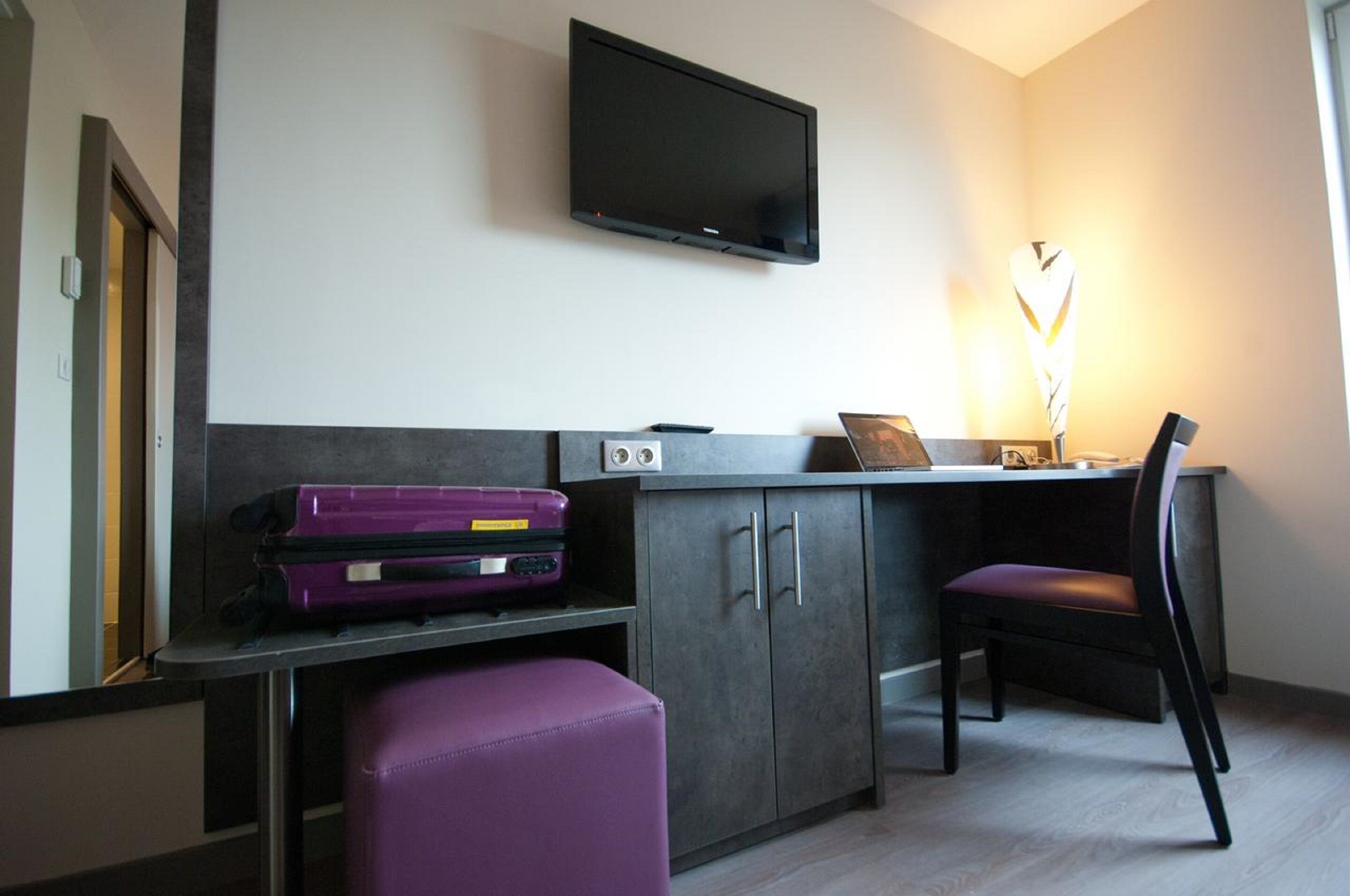 single room | room amenity