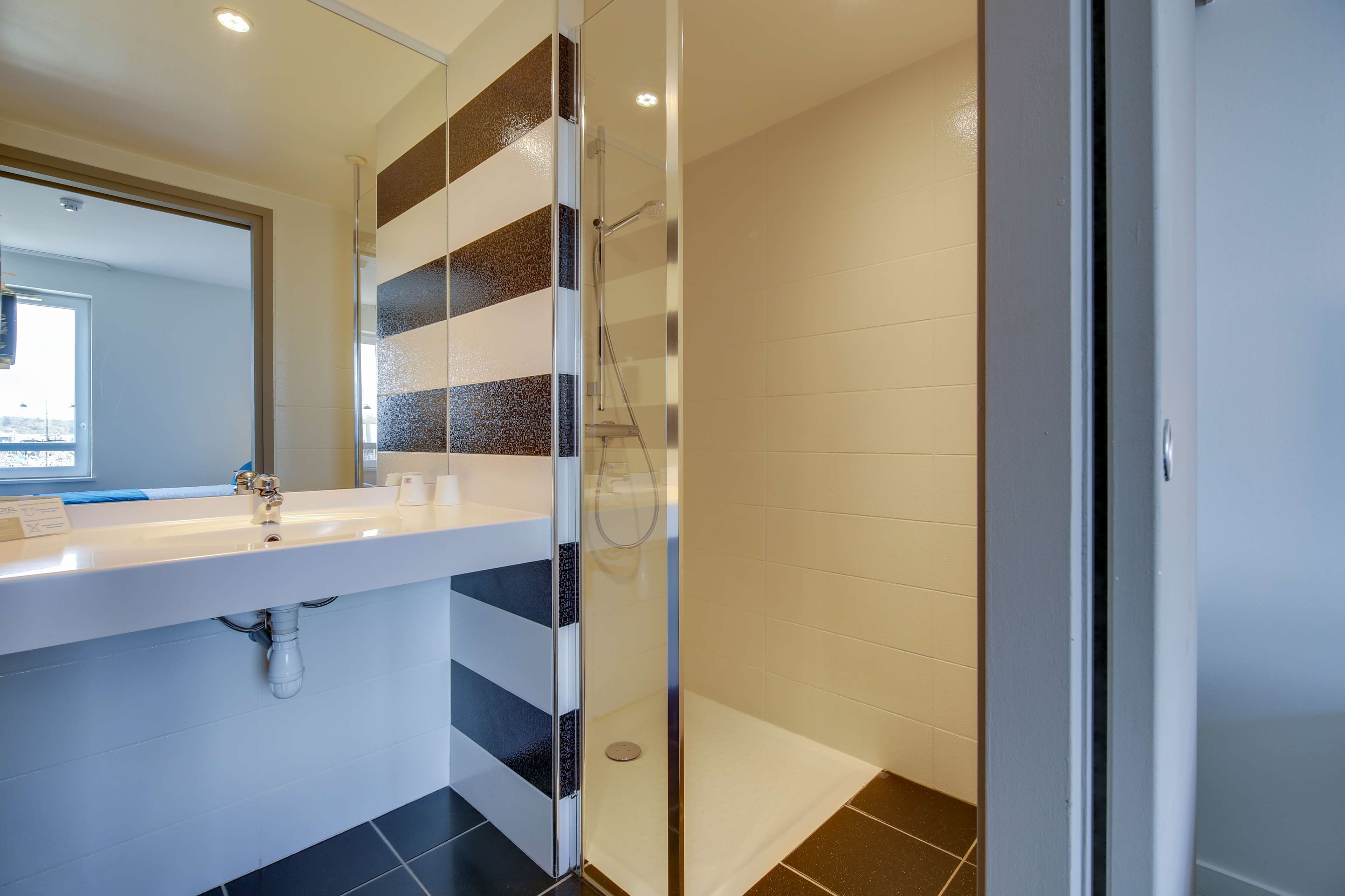 double room | bathroom | shower, free toiletries, hair dryer, towels