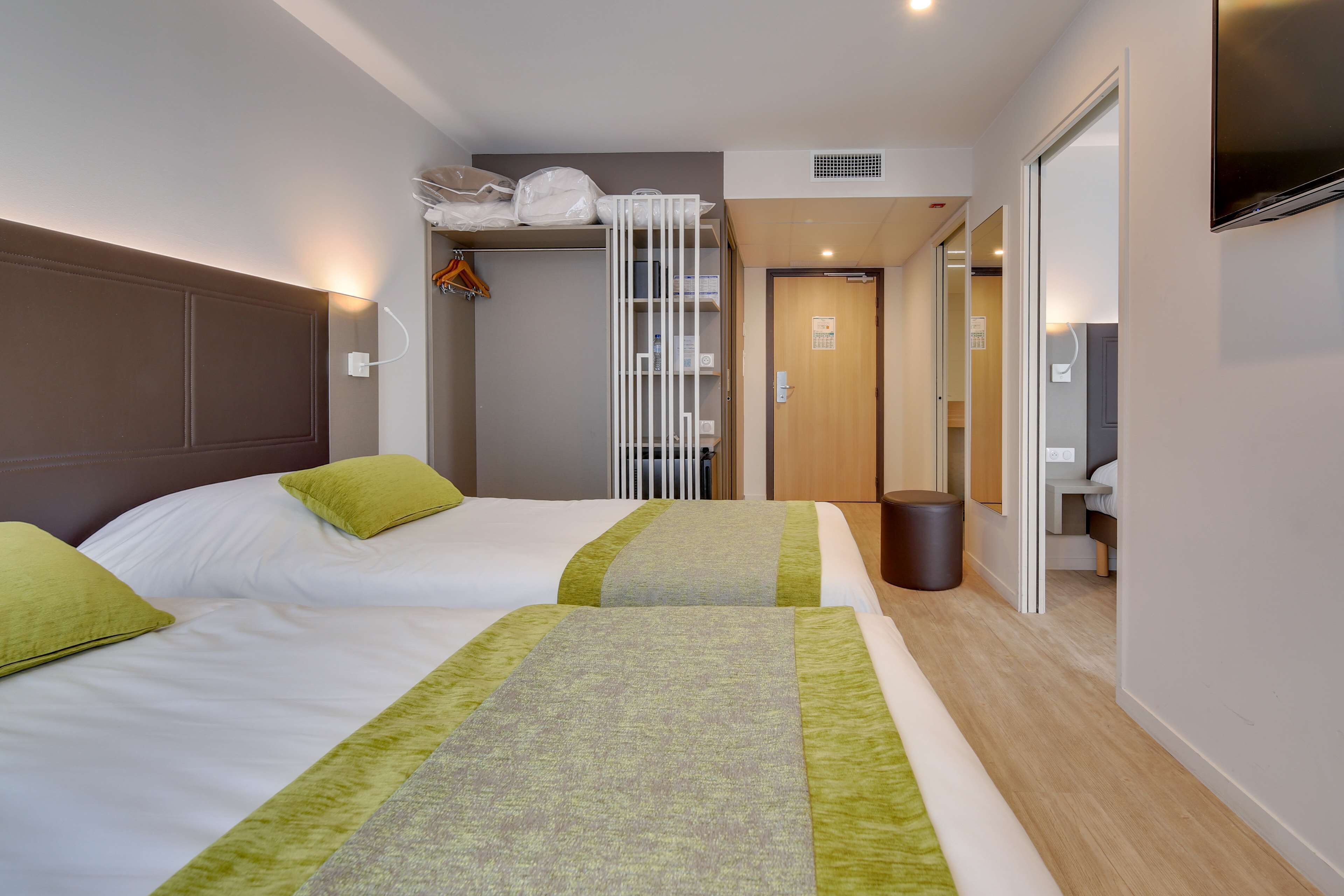 double room | 1 bedroom, individually decorated, individually furnished, desk