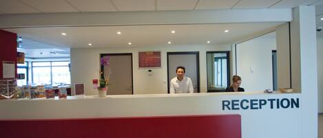Un mostrador de recepción con un cartel que dice "RECEPTION".