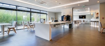 ๋ธ๋ฆฟ ํธํ
์-๋์ง์