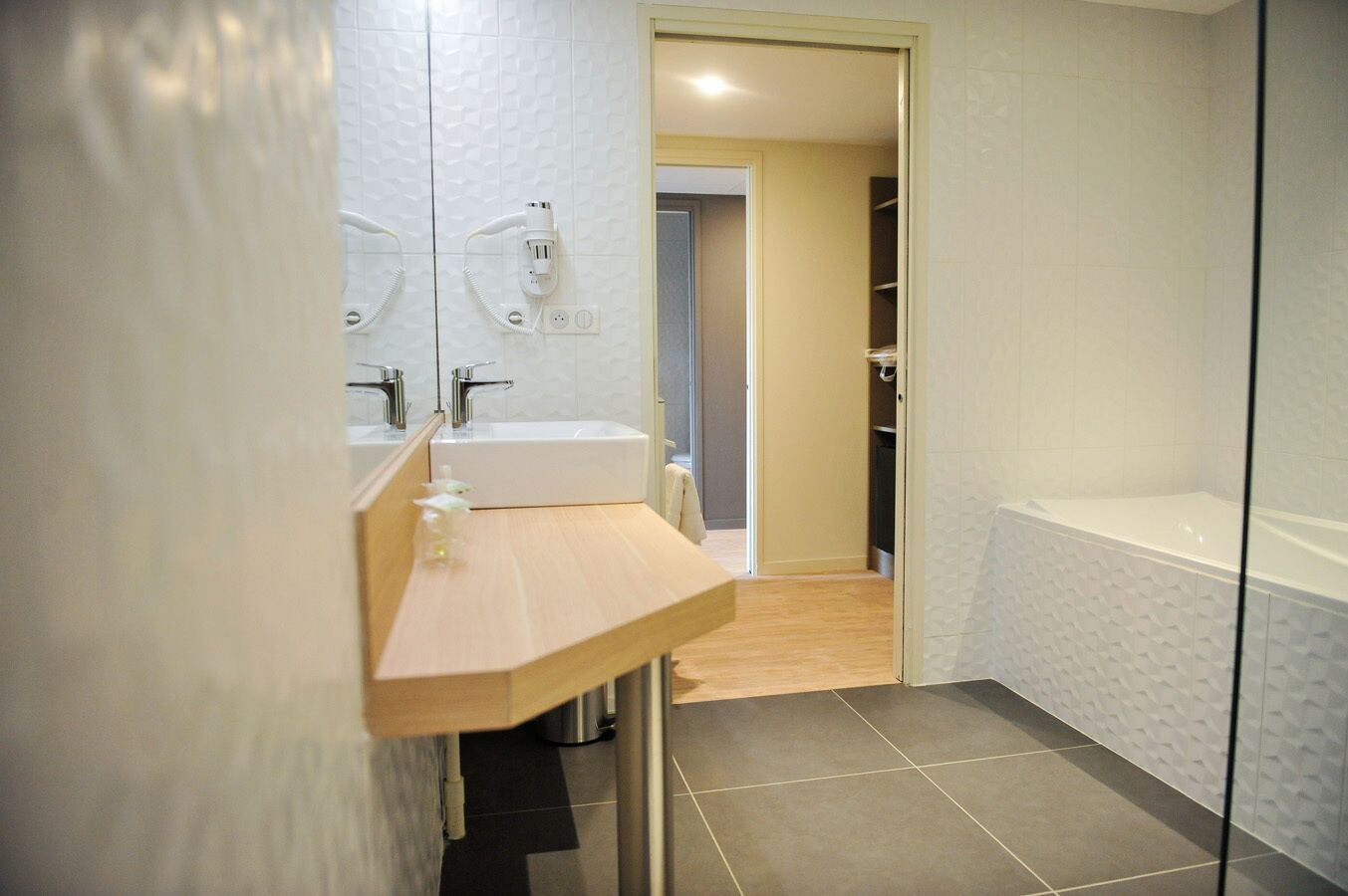 deluxe room | 1 bedroom, individually decorated, individually furnished, desk