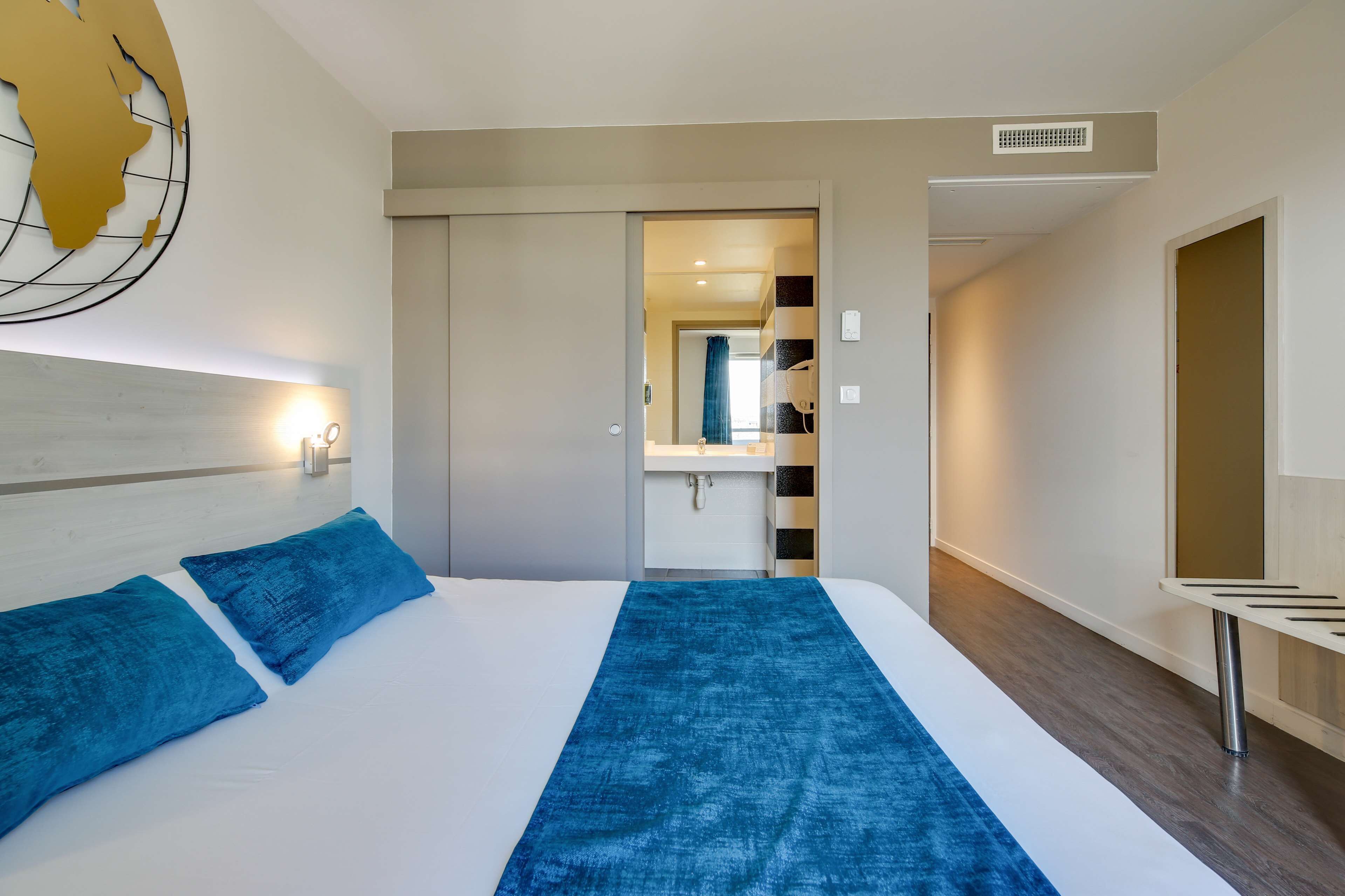 double room | 1 bedroom, individually decorated, individually furnished, desk