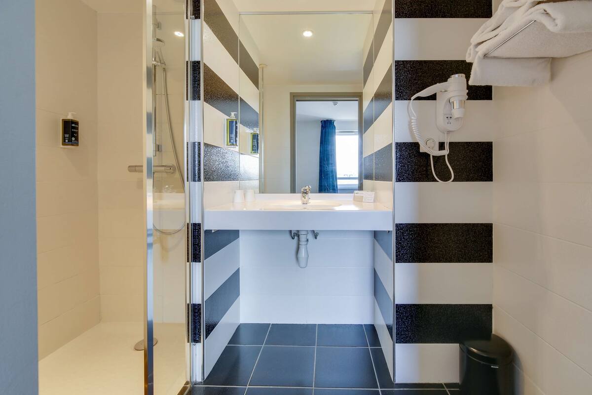 double room | bathroom | shower, free toiletries, hair dryer, towels