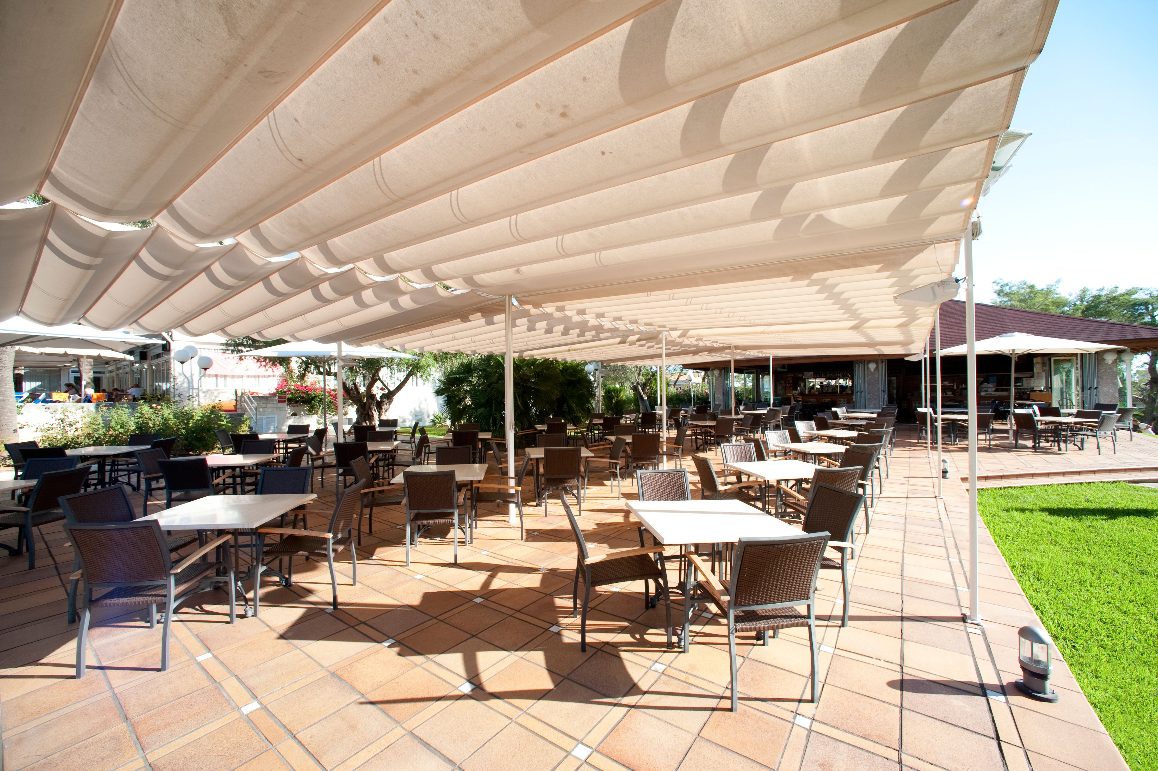 2 من المطاعم، حيث تُقدم وجبات الإفطار، الغداء، العشاء، الأطباق العالمية