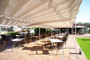 2 restaurants, breakfast, lunch, dinner served; international cuisine 