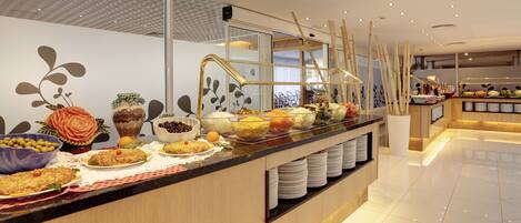 Un buffet con diversi piatti e un arredamento moderno.