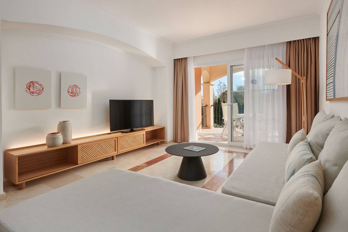 1 bedroom, frette italian sheets, premium bedding, down duvets