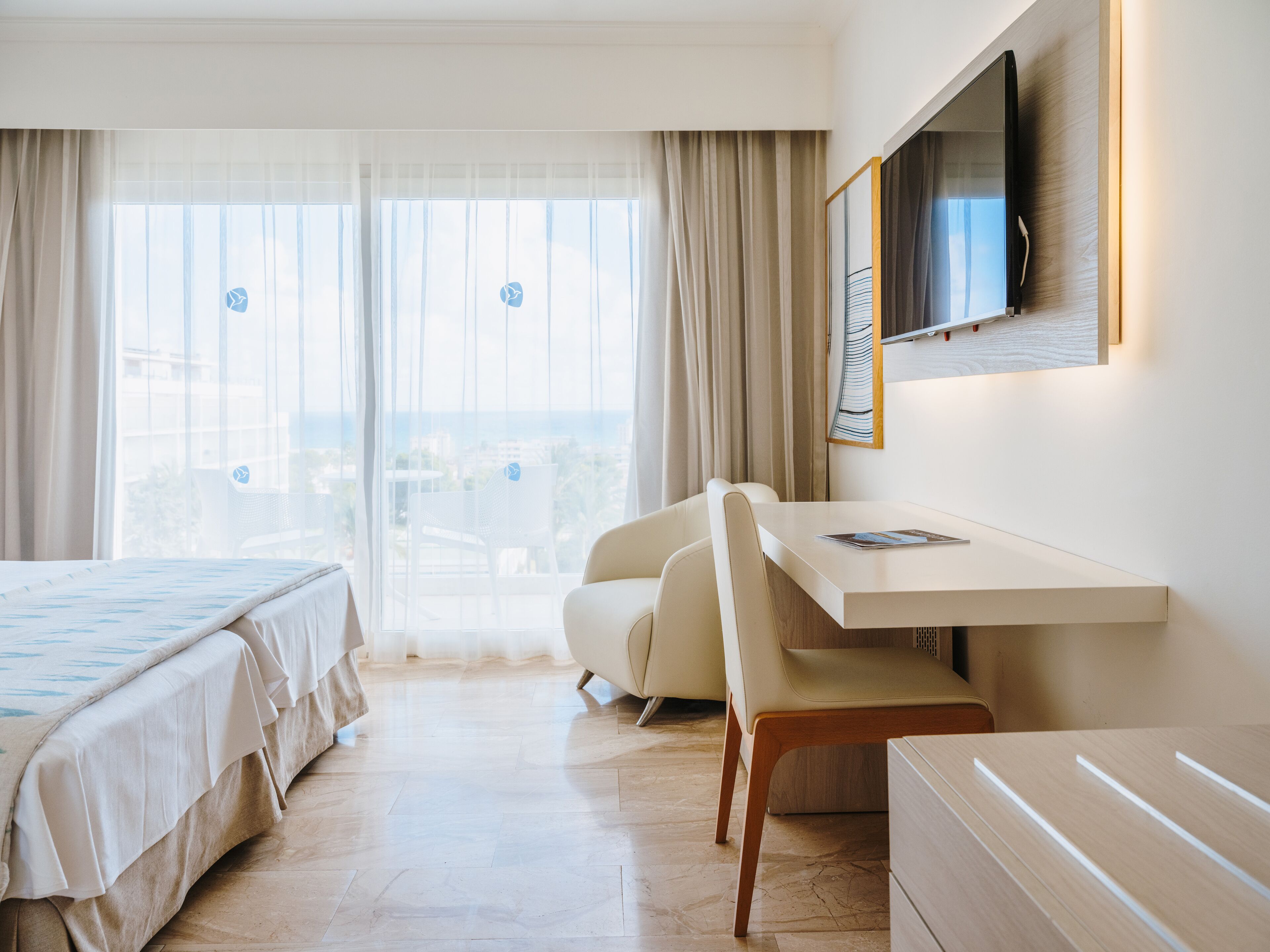 1 bedroom, frette italian sheets, premium bedding, down duvets