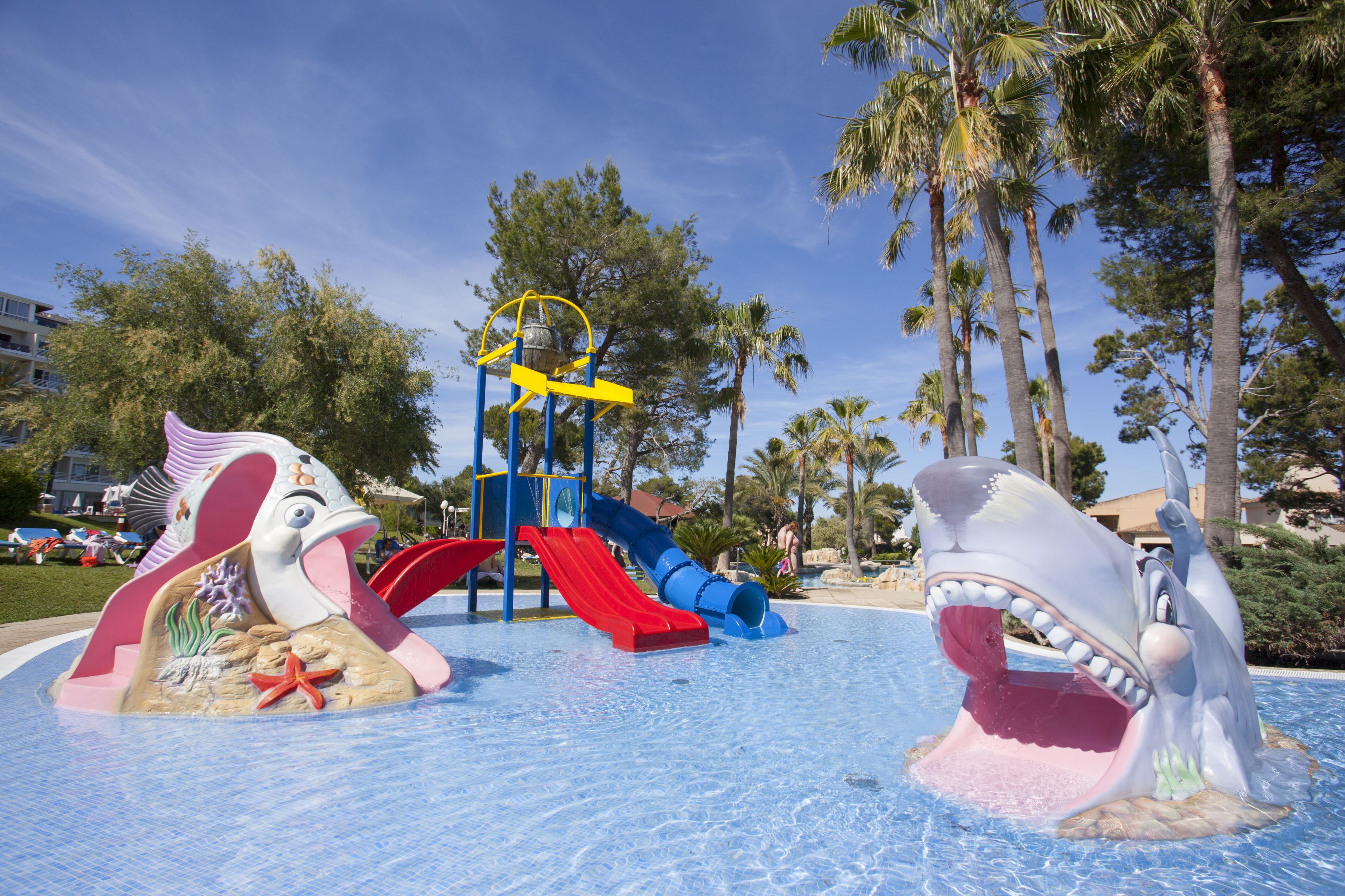 Ein Wasserpark mit einer spielplatzartigen Konstruktion zum Thema Haie, inklusive Rutschen und Kletterbereichen.