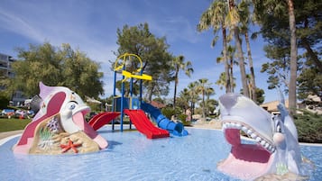 Ein Wasserpark mit einer spielplatzartigen Konstruktion zum Thema Haie, inklusive Rutschen und Kletterbereichen.