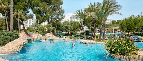 2 piscines couvertes, 3 piscines extérieures, parasols de plage