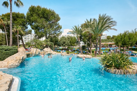 2 piscinas techadas, 3 piscinas al aire libre, sombrillas
