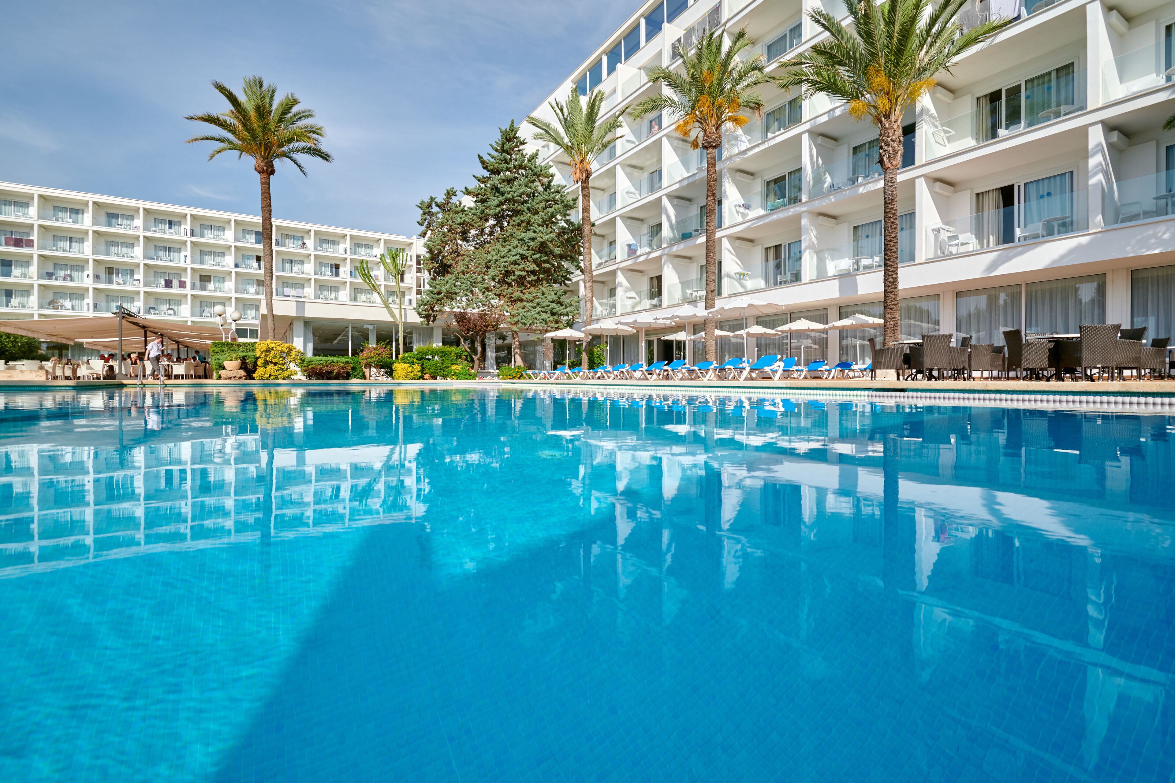 2 indoor pools, 3 outdoor pools, pool umbrellas, pool loungers