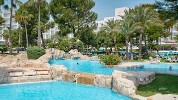 2 piscines couvertes, 3 piscines extérieures, parasols de plage