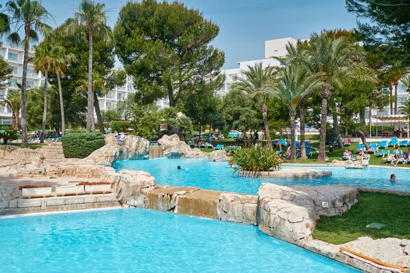 2 indoor pools, 3 outdoor pools, pool umbrellas, pool loungers