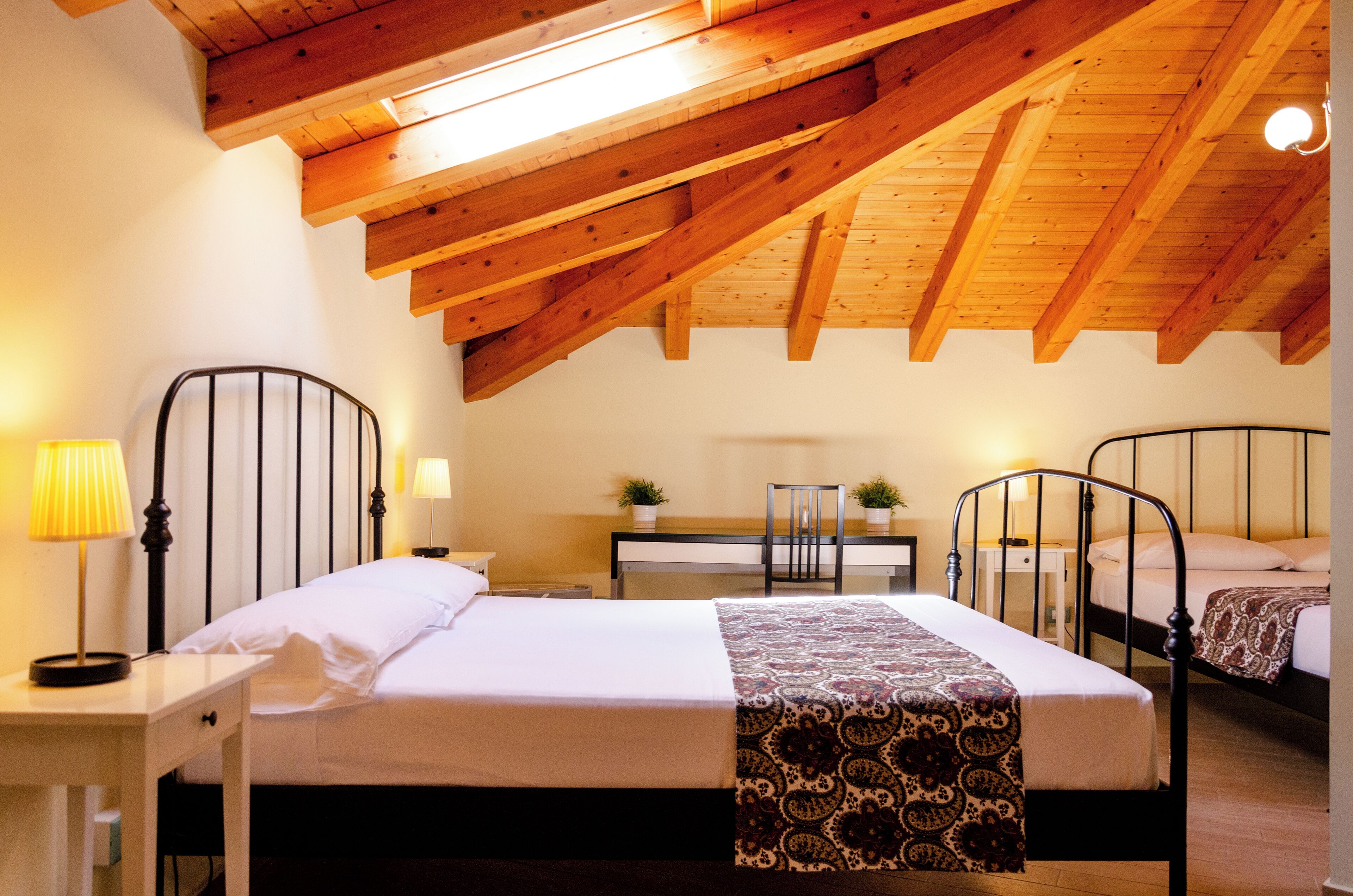 Quadruple Room | Desk, iron/ironing board, free cribs/infant beds, rollaway beds