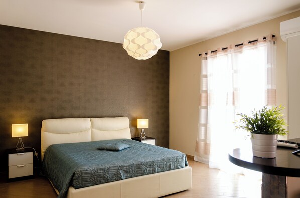 Quadruple Room | Desk, iron/ironing board, free cribs/infant beds, rollaway beds