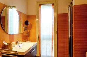 Classic Double Room | Bathroom | Free toiletries, hair dryer, bidet, towels
