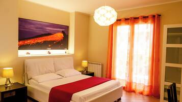Triple Room | Desk, iron/ironing board, free cribs/infant beds, rollaway beds