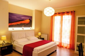 Triple Room | Desk, iron/ironing board, free cribs/infant beds, rollaway beds