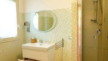 Triple Room | Bathroom | Free toiletries, hair dryer, bidet, towels
