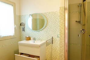 Driepersoonskamer | Badkamer | Gratis toiletartikelen, een haardroger, een bidet, handdoeken