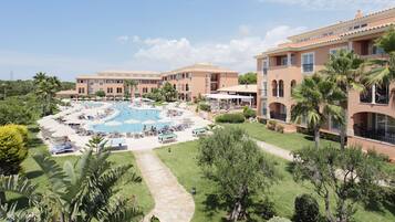 2 albercas al aire libre