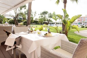 Breakfast and dinner served, international cuisine