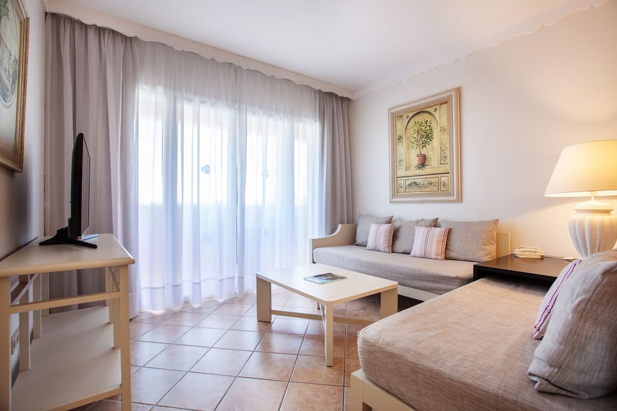 1 bedroom, in-room safe, desk, free cots/infant beds