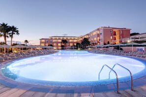 2 outdoor pools