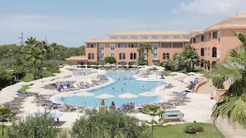 2 piscines extérieures