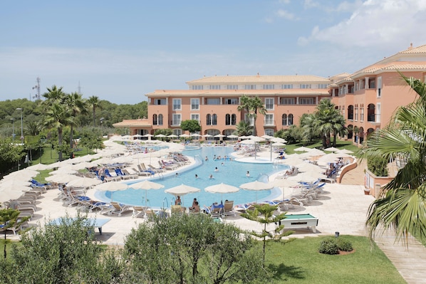 2 outdoor pools
