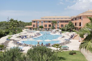 2 outdoor pools