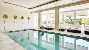 Een sauna, een bubbelbad, lichaamsbehandelingen, body scrubs