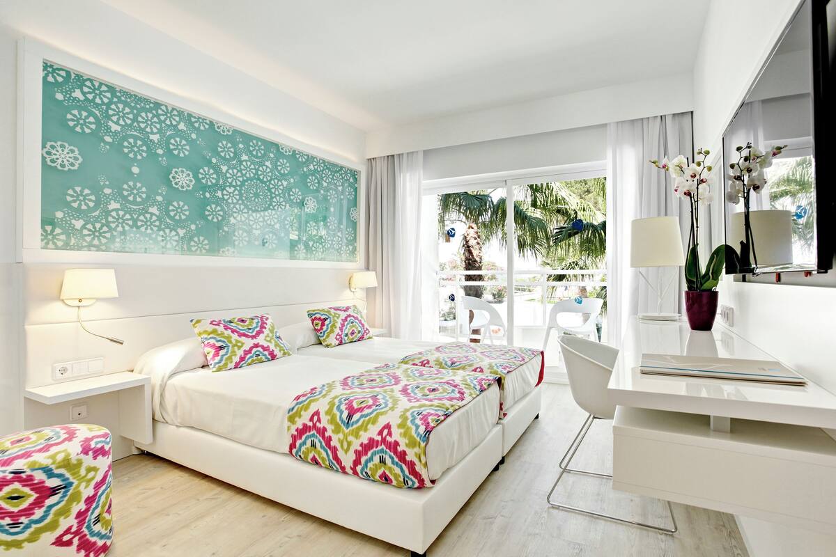 Superior Double Room, Balcony | 1 bedroom, in-room safe, desk, free WiFi