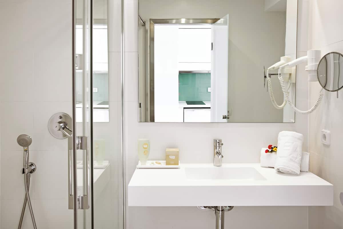 Shower, free toiletries, hair dryer, towels