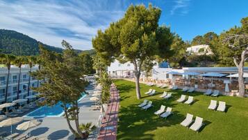 2 outdoor pools, pool umbrellas, pool loungers