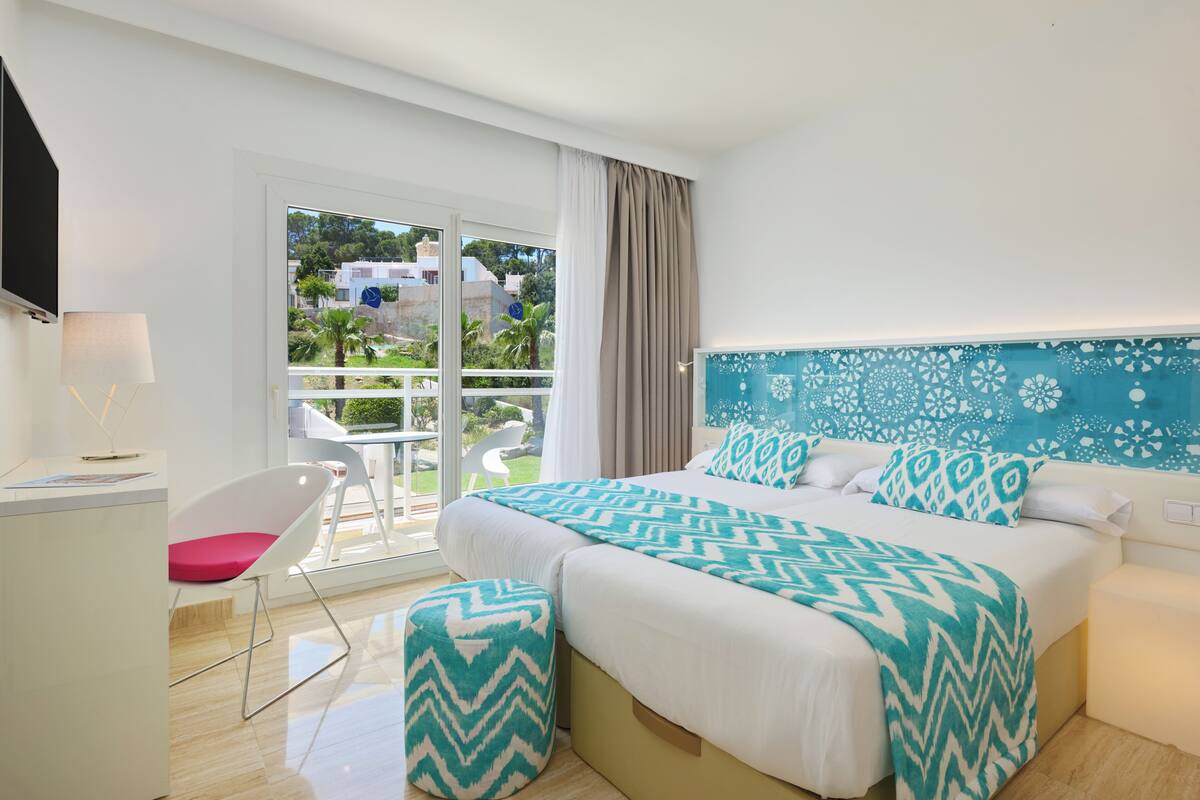 Double Room, Balcony | In-room safe, desk, free WiFi, bed sheets