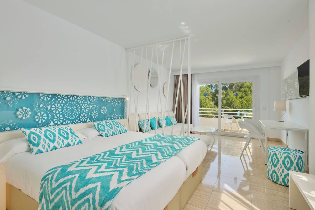Junior Suite, Balcony | In-room safe, desk, free WiFi, bed sheets