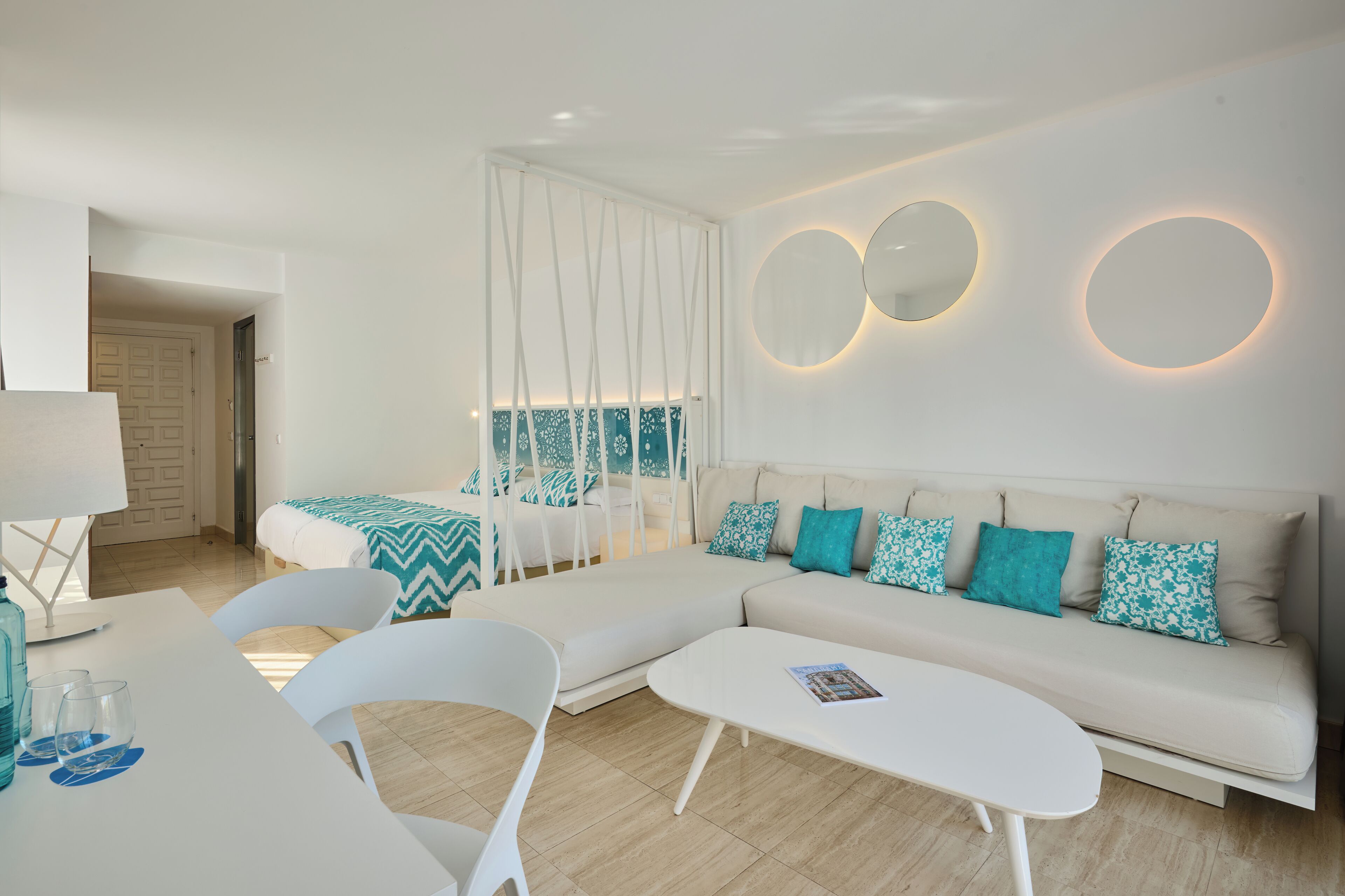 Suite junior, balcón | Caja de seguridad en la habitación, escritorio y wifi gratis 