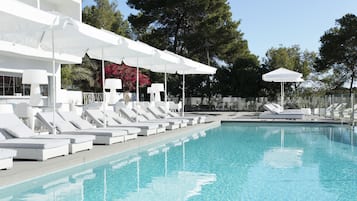 2 piscinas al aire libre, sombrillas, sillones reclinables de piscina