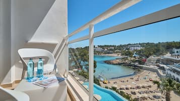 Habitación doble, balcón, vistas parciales al mar | Caja fuerte, escritorio, wifi gratis y ropa de cama