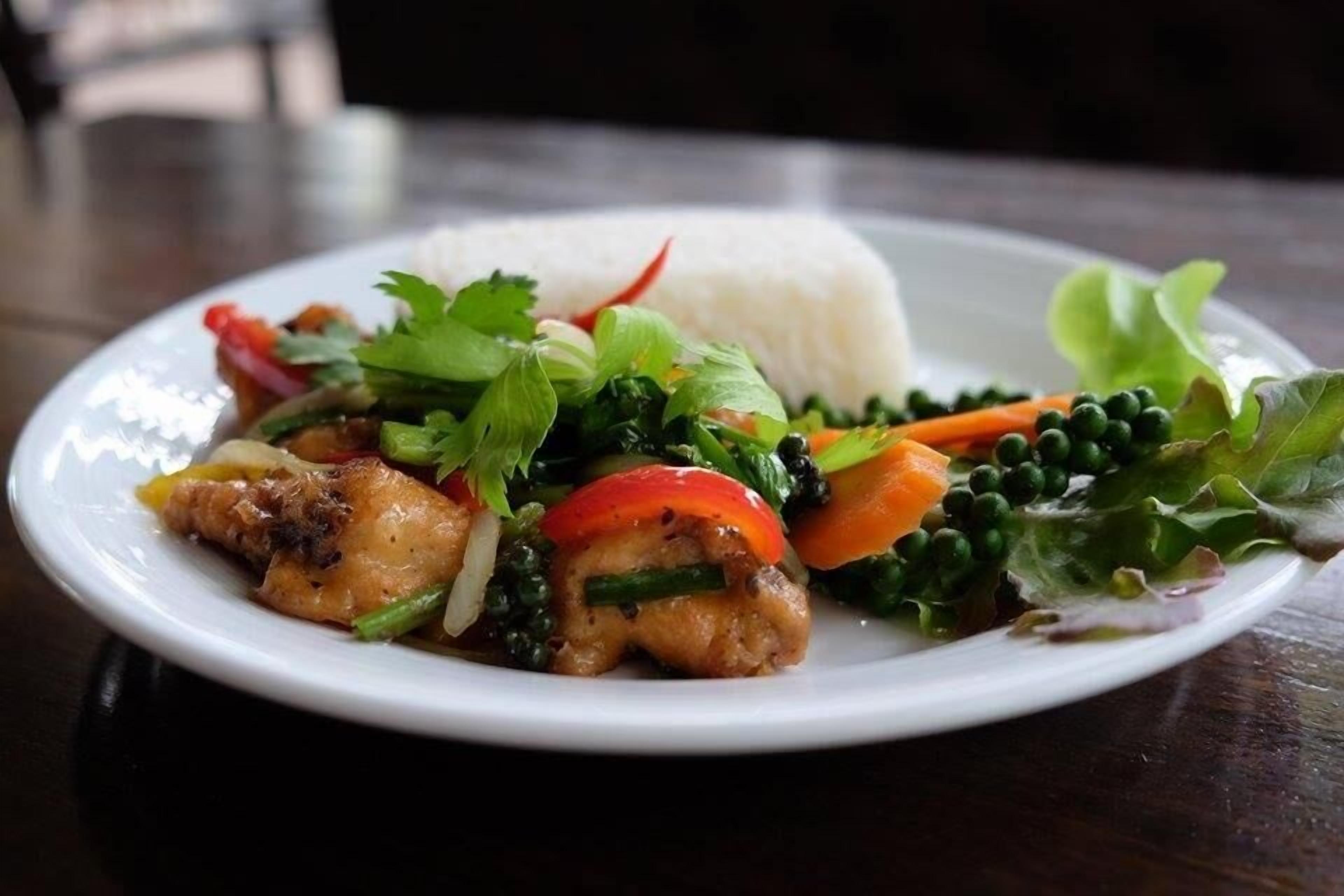 breakfast, lunch, dinner served; international cuisine