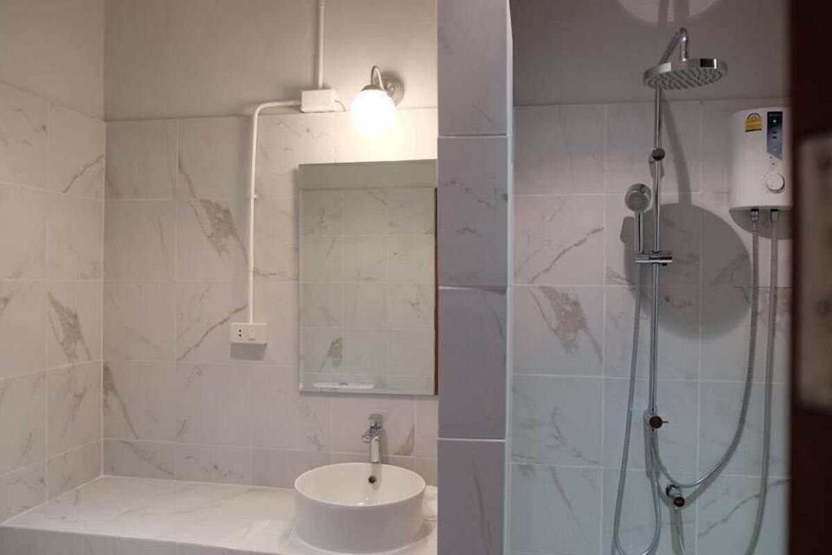 shower, rainfall showerhead, free toiletries, hair dryer