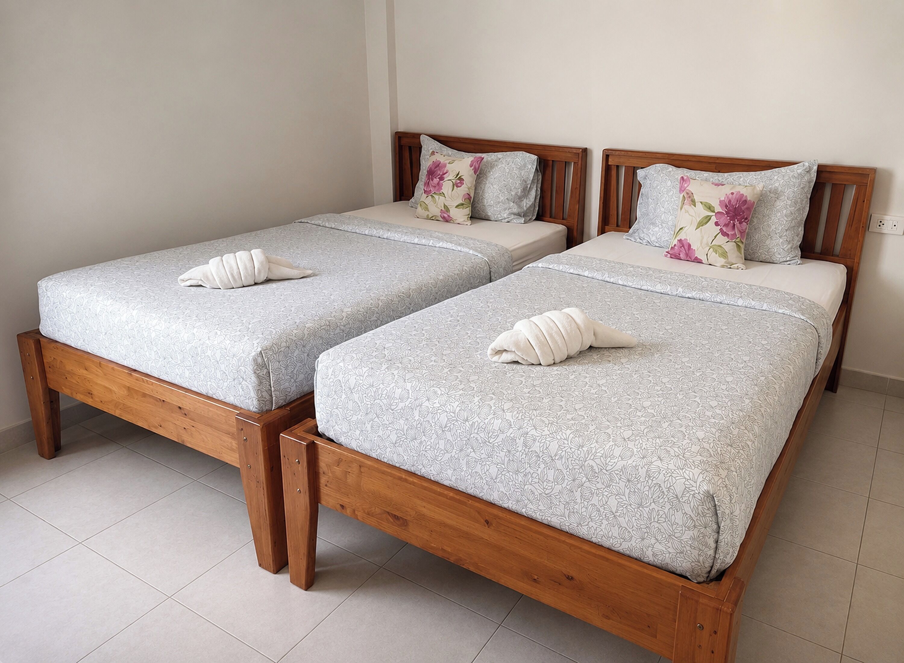 Habitación económica con 2 camas individuales | Minibar con artículos gratuitos, escritorio, cortinas opacas