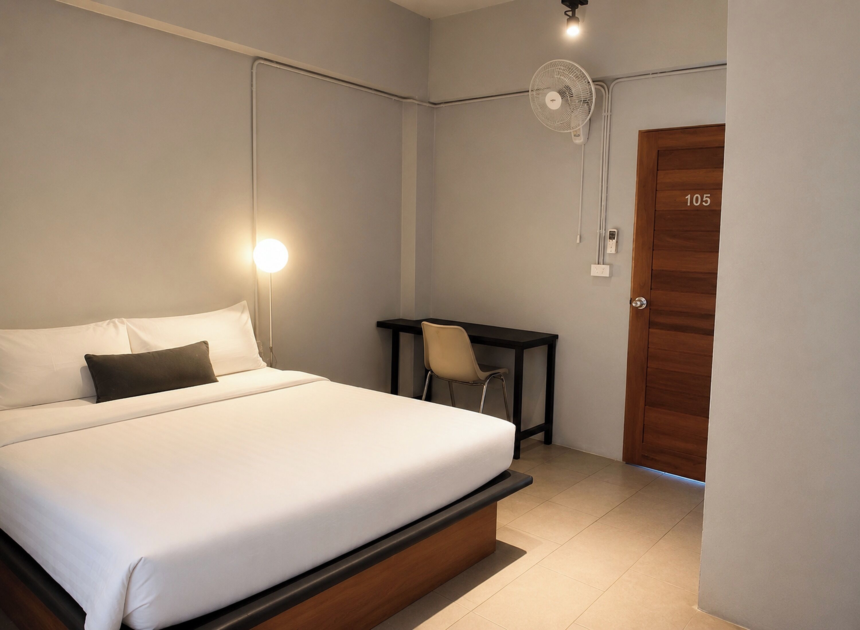 Habitación Grand doble | Minibar con artículos gratuitos, escritorio, cortinas opacas